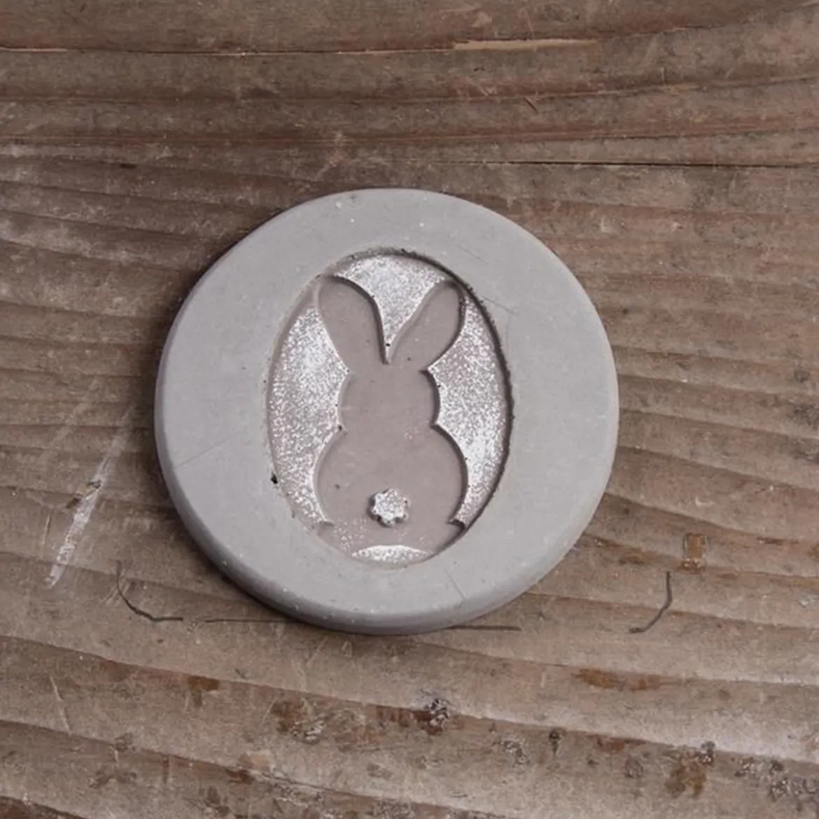 Rayher Label zum Eingießen Prägeform Hase oval Seifenlabel 5x2,5cm