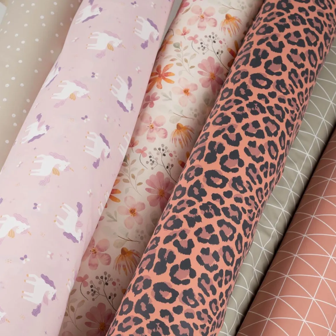 Regenjackenstoff wasserdicht soft Dreiecke lachs-orange 145cm Breite
