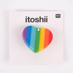 Rico Design Anhänger Herz Scheibe Kunststoff Regenbogenfarben 26x23x3mm