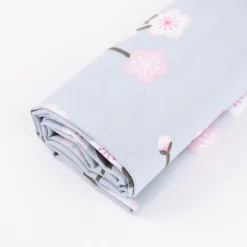 Rico Design Baumwollstoff Stoffabschnitt Kirschblütenzweige hellblau rosa 50x140cm
