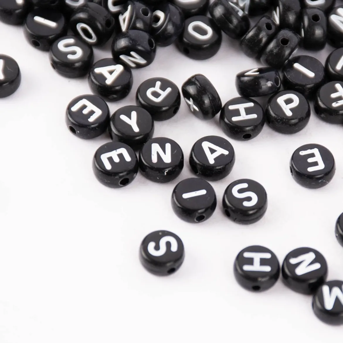 Rico Design Buchstaben Perlen Würfel 165 Stück schwarz weiß 6x6x6mm