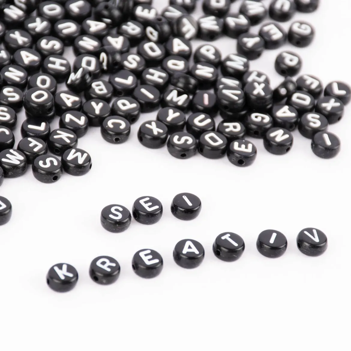 Rico Design Buchstaben Perlen Würfel 165 Stück schwarz weiß 6x6x6mm
