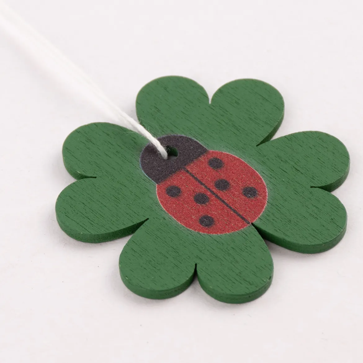 Rico Design Dekohänger Kleeblatt mit Marienkäfer aus Holz grün rot schwarz 5x5cm