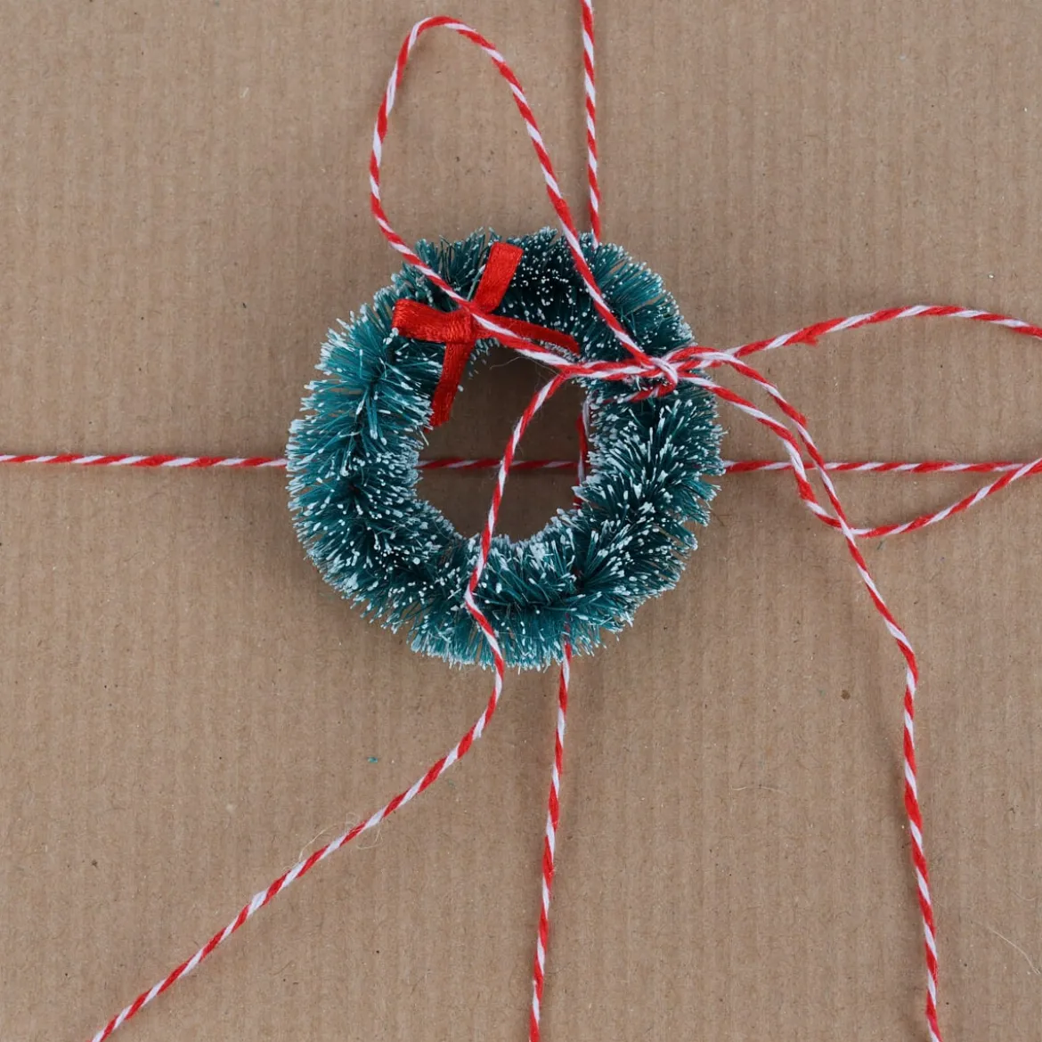 Rico Design Dekohänger Weihnachtskranz 3 Stück grün rot 5cm