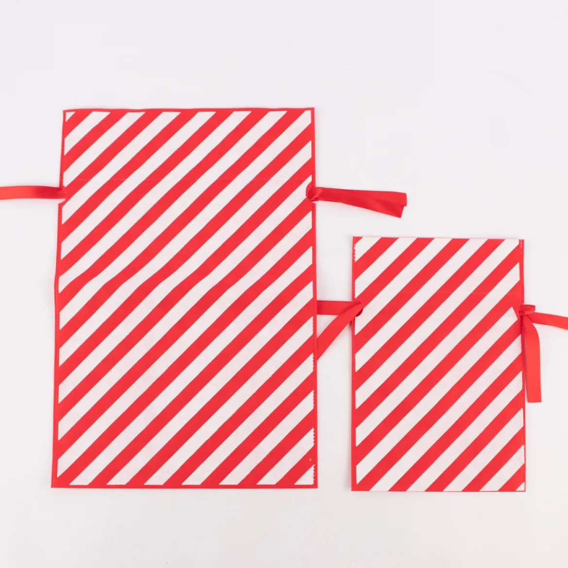 Rico Design Geschenktasche Streifen rot weiß 20x30cm