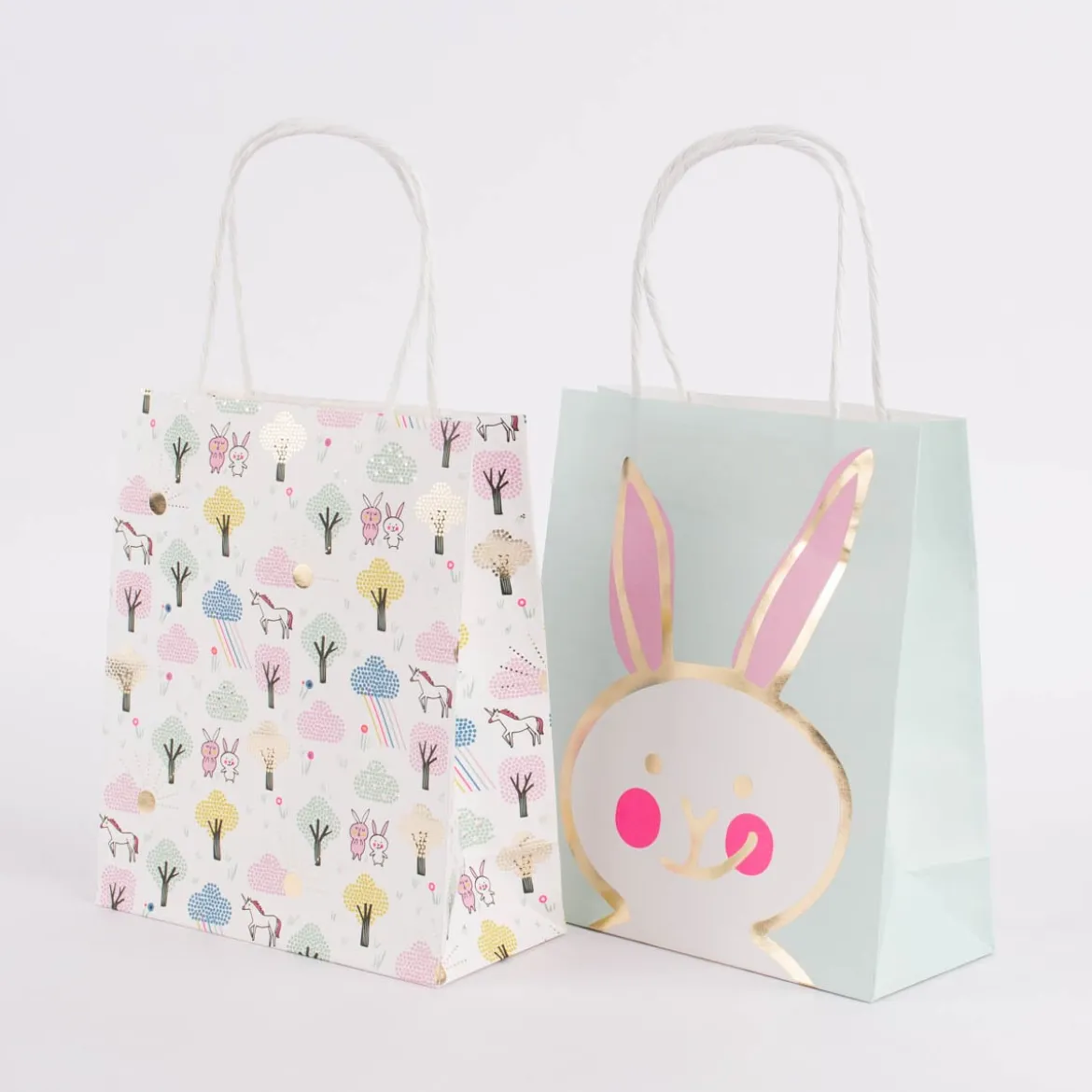 Rico Design Geschenktüte mittel Wonderland Hase Einhorn pastell bunt 2 Stück 18x21x8cm