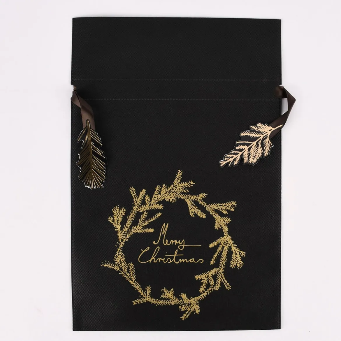 Rico Design Geschenktüte Nostalgic Christmas Kranz groß schwarz gold 30x45cm