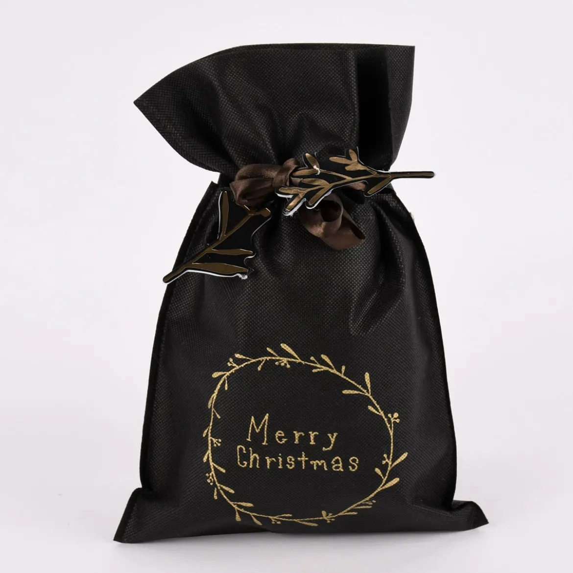 Rico Design Geschenktüte Nostalgic Christmas Kranz klein schwarz gold 20x30cm