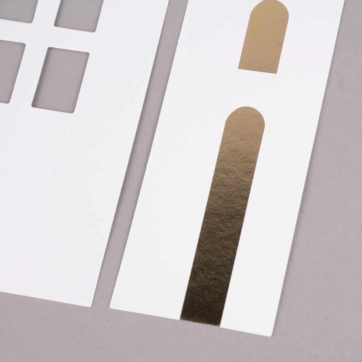 Rico Design Kartendeko Papierhäuser weiß goldfarbig 4-teilig