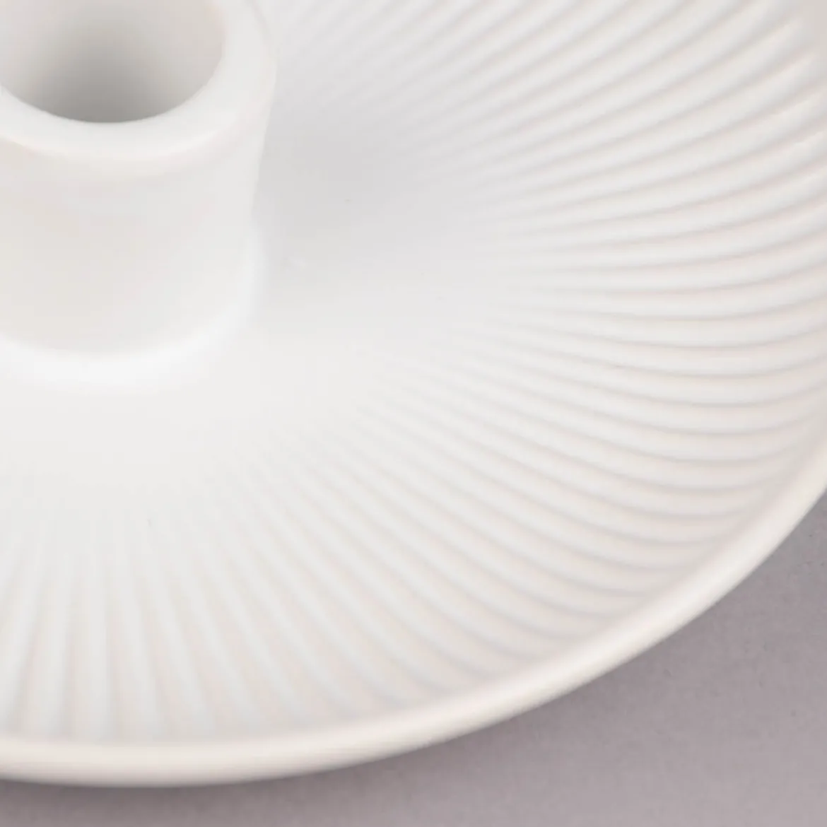 Rico Design Kerzenhalter für Stabkerzen Schale mit Rillen Porzellan matt weiß 3,5x15,5cm