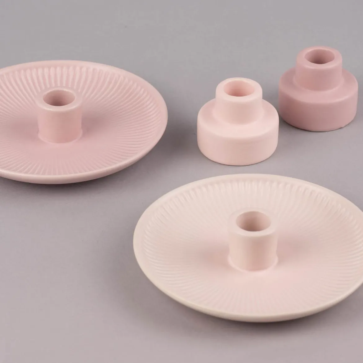 Rico Design Kerzenhalter für Stabkerzen Schale mit Rillen Porzellan matt rosa 3,5x15,5cm
