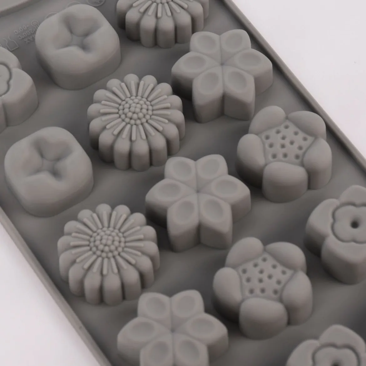 Rico Design Mini Seifengießform Blumen für 15 Stück 3x1cm