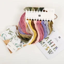 Rico Design Stick & Stitch 56 x Blumenalphabet Stickvlies und Stickgarne