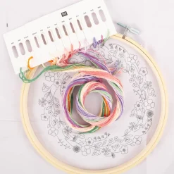 Rico Design Stickpackung vorgezeichnet Blumenkranz Set mit Stickring 20cm