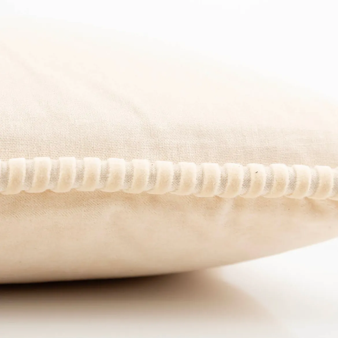 Samtkissen Carmel mit Kederumrandung dove white 45x45cm