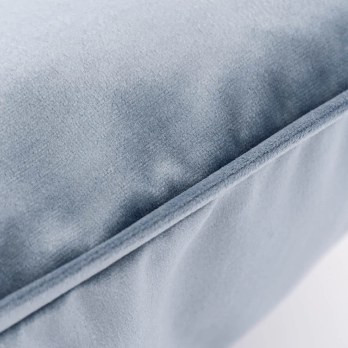 Samtkissen LeVelvet mit Kederumrandung und Federfüllung sky blau verschiedene Größen von SCHÖNER LEBEN.