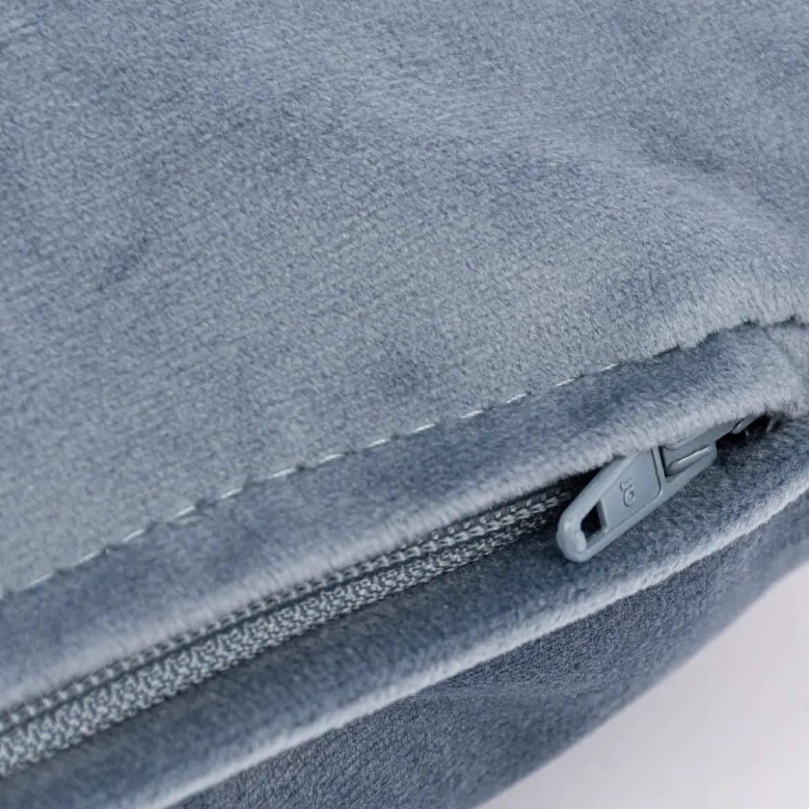 Samtkissen LeVelvet mit Kederumrandung und Federfüllung sky blau verschiedene Größen von SCHÖNER LEBEN.