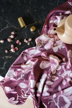 Samtstoff Polsterstoff Deko Velvet Deluxe Sweet Magnolia Magnolien bordeaux rosa 1,40m