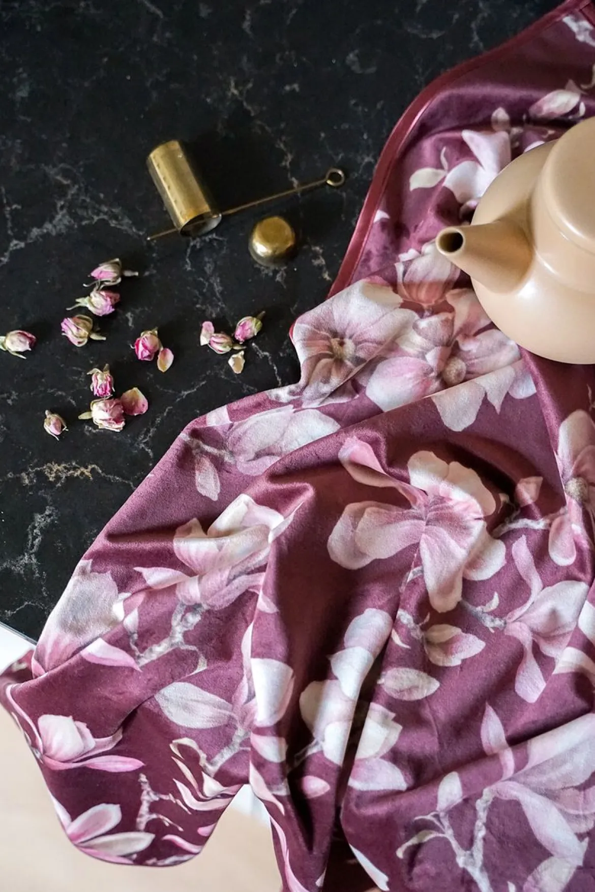 Samtstoff Polsterstoff Deko Velvet Deluxe Sweet Magnolia Magnolien bordeaux rosa 1,40m