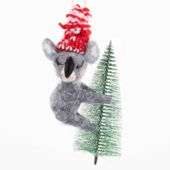 Sass & Belle Dekofigur Koala Tannenbaum Filz grau grün weiß rot 16x10x5cm