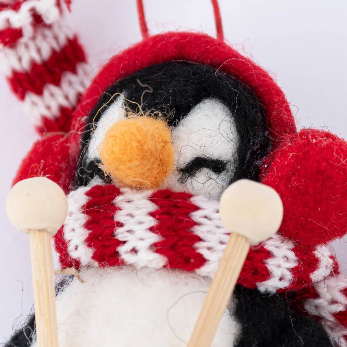 Sass & Belle Dekohänger strickender Pinguin Filz Wolle schwarz weiß rot 11x6x6cm