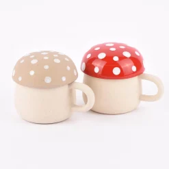 Sass & Belle Tasse mit Deckel Pilz Steinzeug beige rot weiß 320ml