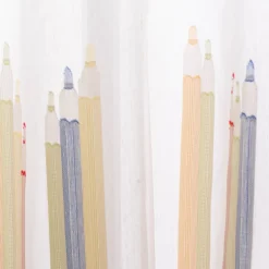 Scheibengardine Kinderzimmer transparente Meterware mit Schlaufen Stifte wollweiß bunt 46cm Höhe