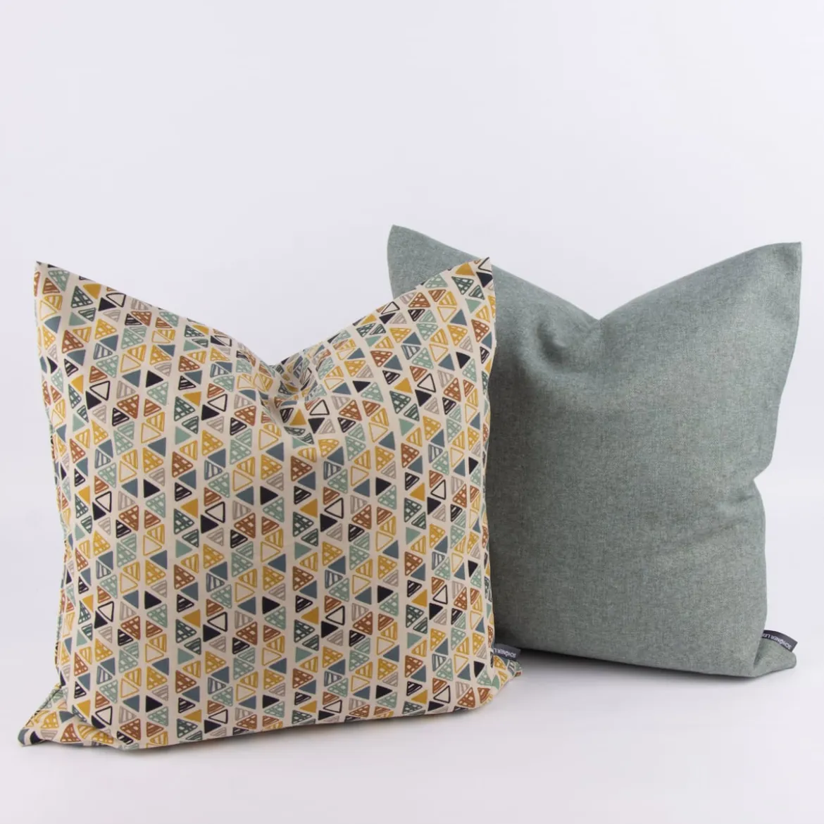 SCHÖNER LEBEN. Kissenhülle Dreiecke in Reihen beige petrol ocker schwarz 50x50cm