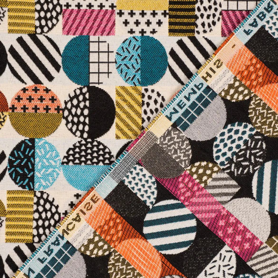 SCHÖNER LEBEN. Tischdecke geometrisch Kreise weiß schwarz bunt verschiedene Größen