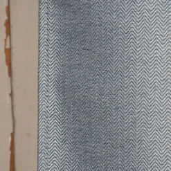 Ösengardine Chevron feine Zickzacklinien abdunkelnd hellblau schwarz 140x260cm