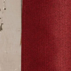 Ösengardine Chevron feine Zickzacklinien abdunkelnd rot schwarz 140x260cm