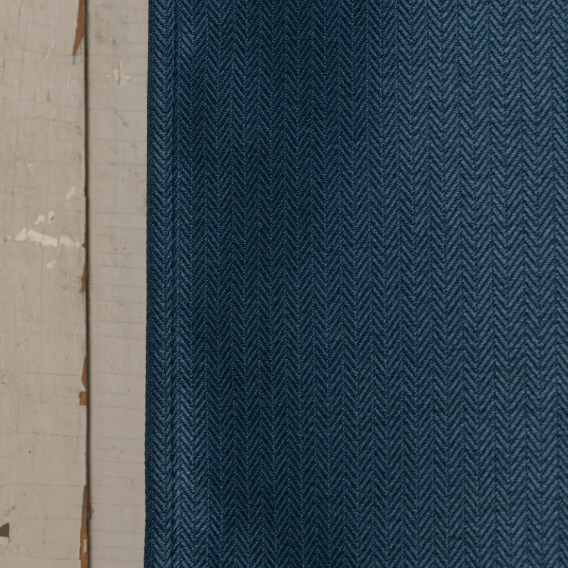 Ösengardine Chevron feine Zickzacklinien abdunkelnd marineblau schwarz 140x260cm