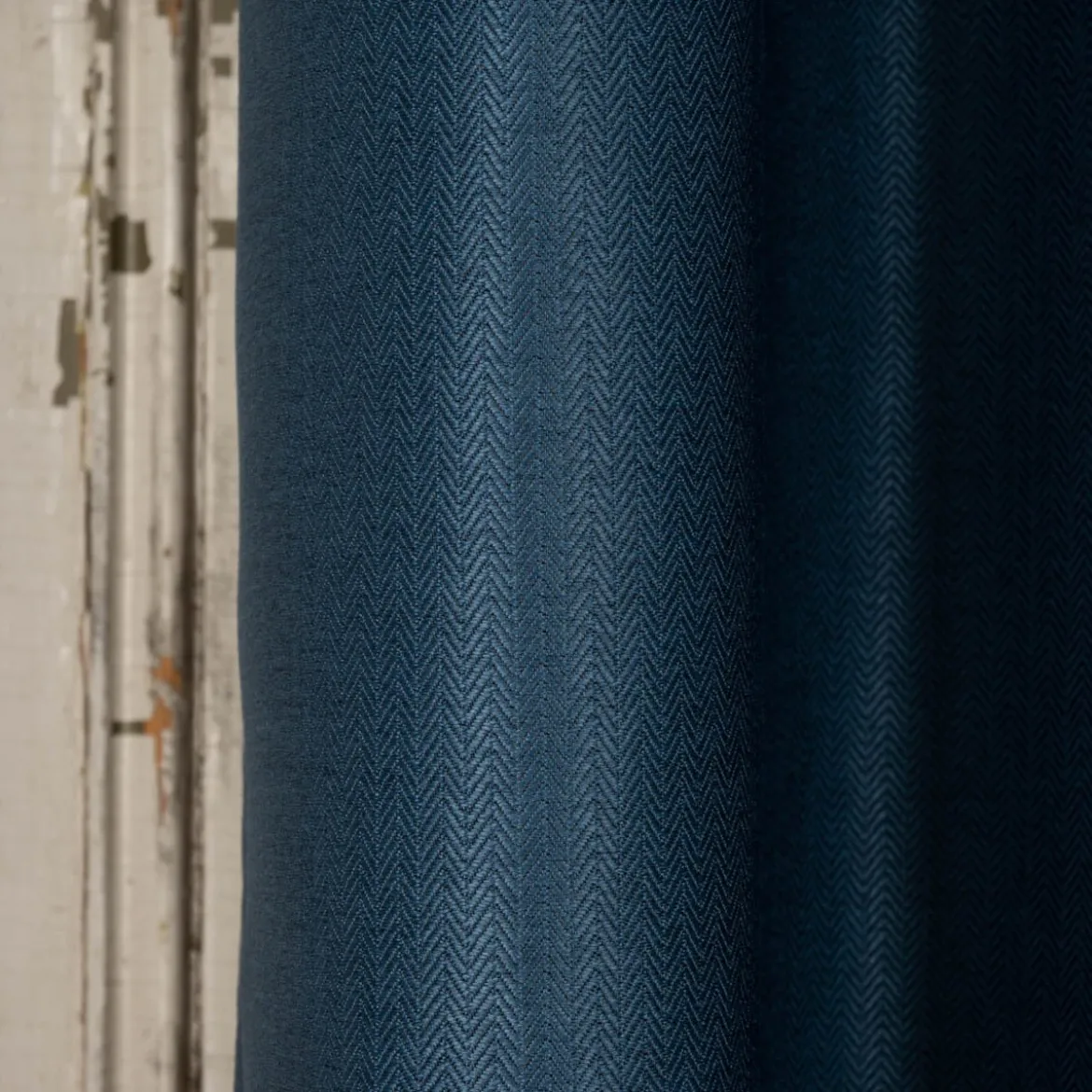 Ösengardine Chevron feine Zickzacklinien abdunkelnd marineblau schwarz 140x260cm
