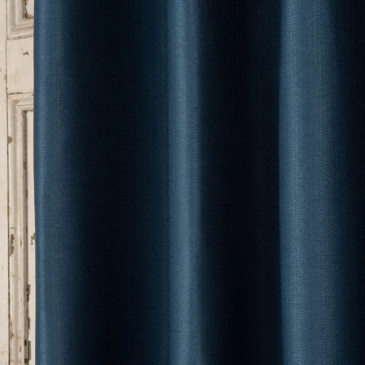 Ösengardine Chevron feine Zickzacklinien abdunkelnd marineblau schwarz 140x260cm