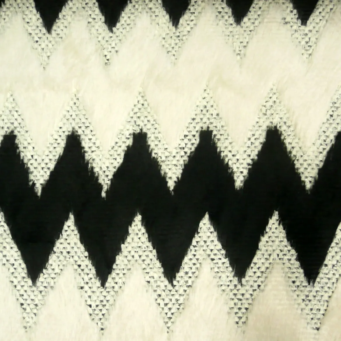 Strickstoff Fellstoff Zacken schwarz creme 1,45m Breite