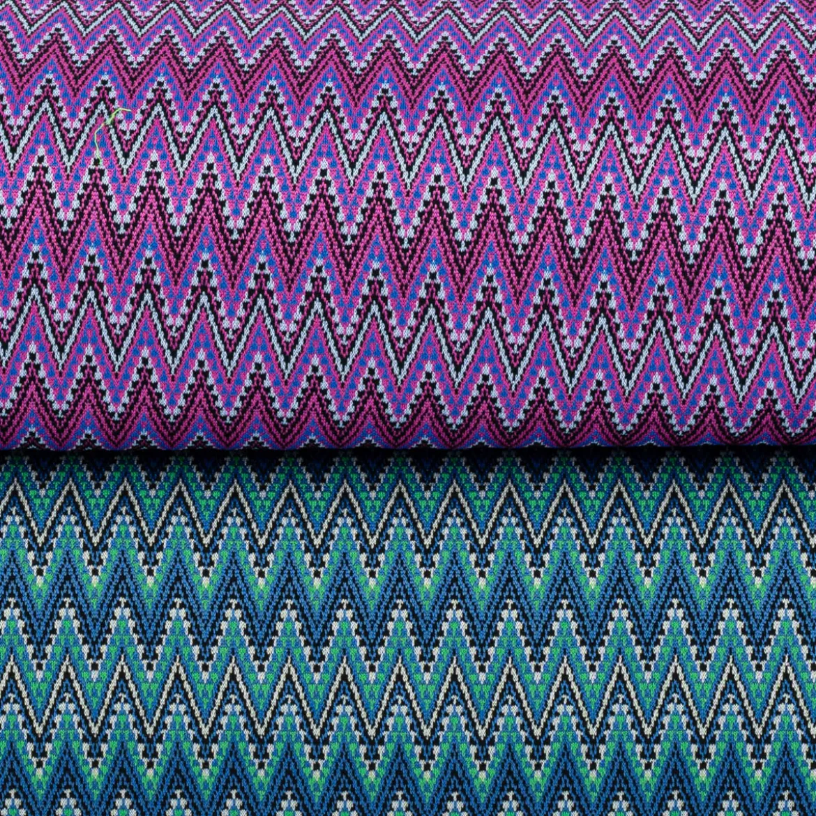 Strickstoff Jacquard Chevron ZickZack fein violett rosa 1,48m Breite