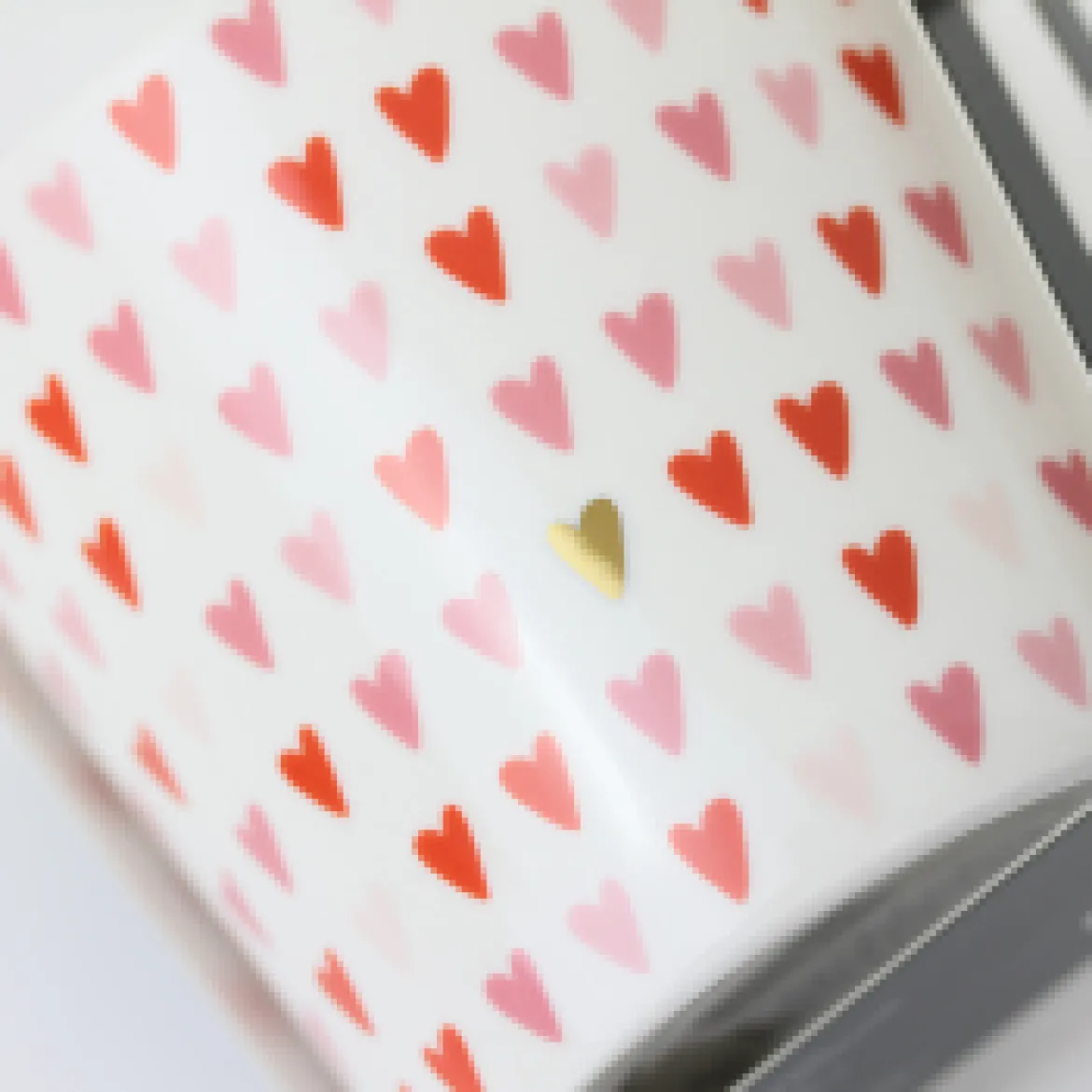 Tasse mit Goldveredelung Herzchen rot rosa gold 420ml von Grafik Werkstatt