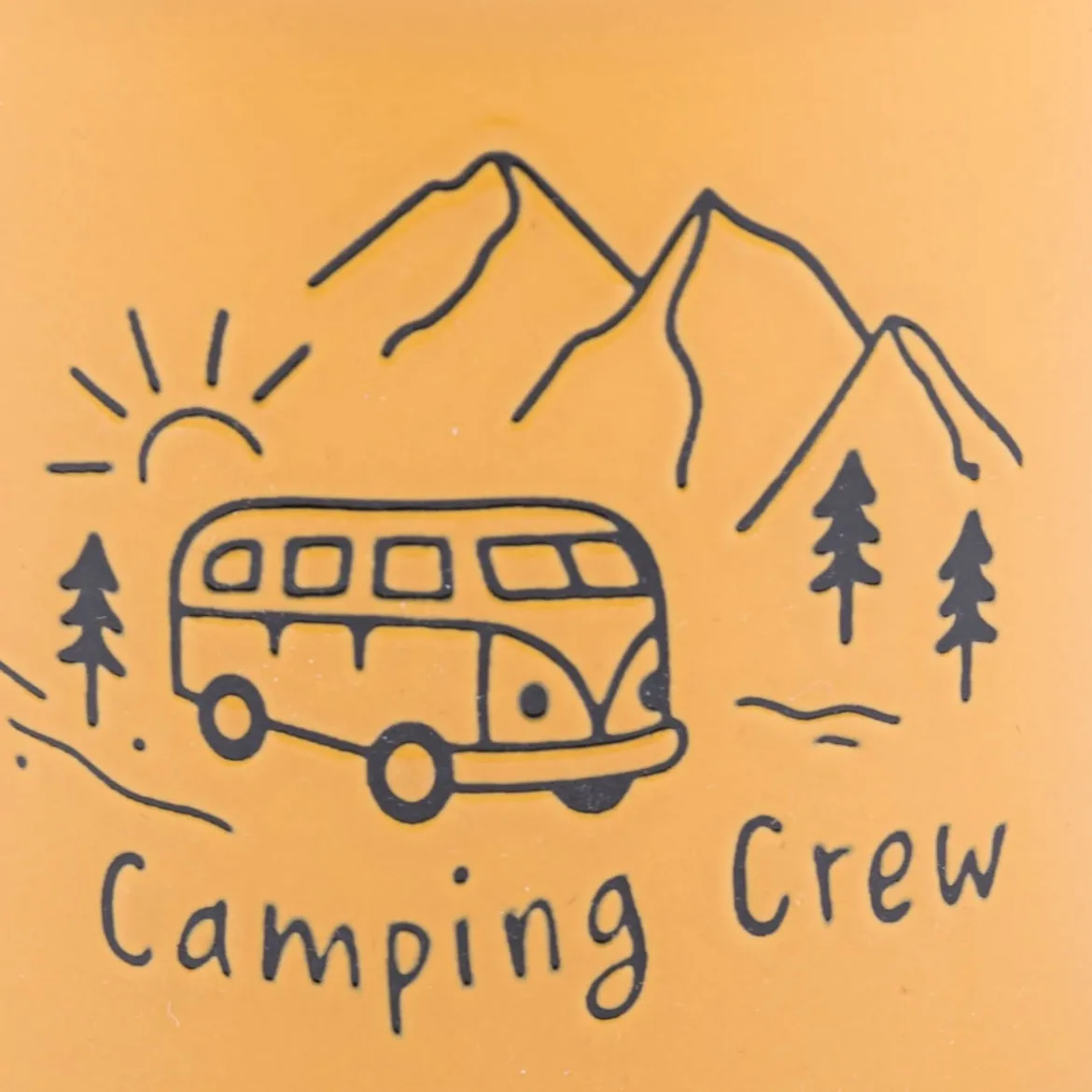 Tasse Vintage aus Keramik in Emaille-Optik Camping Crew Camper Berge currygelb schwarz 400ml von Grafik Werkstatt