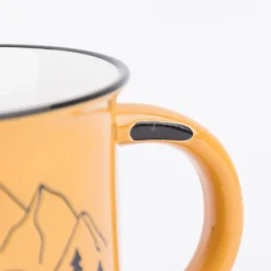 Tasse Vintage aus Keramik in Emaille-Optik Camping Crew Camper Berge currygelb schwarz 400ml von Grafik Werkstatt