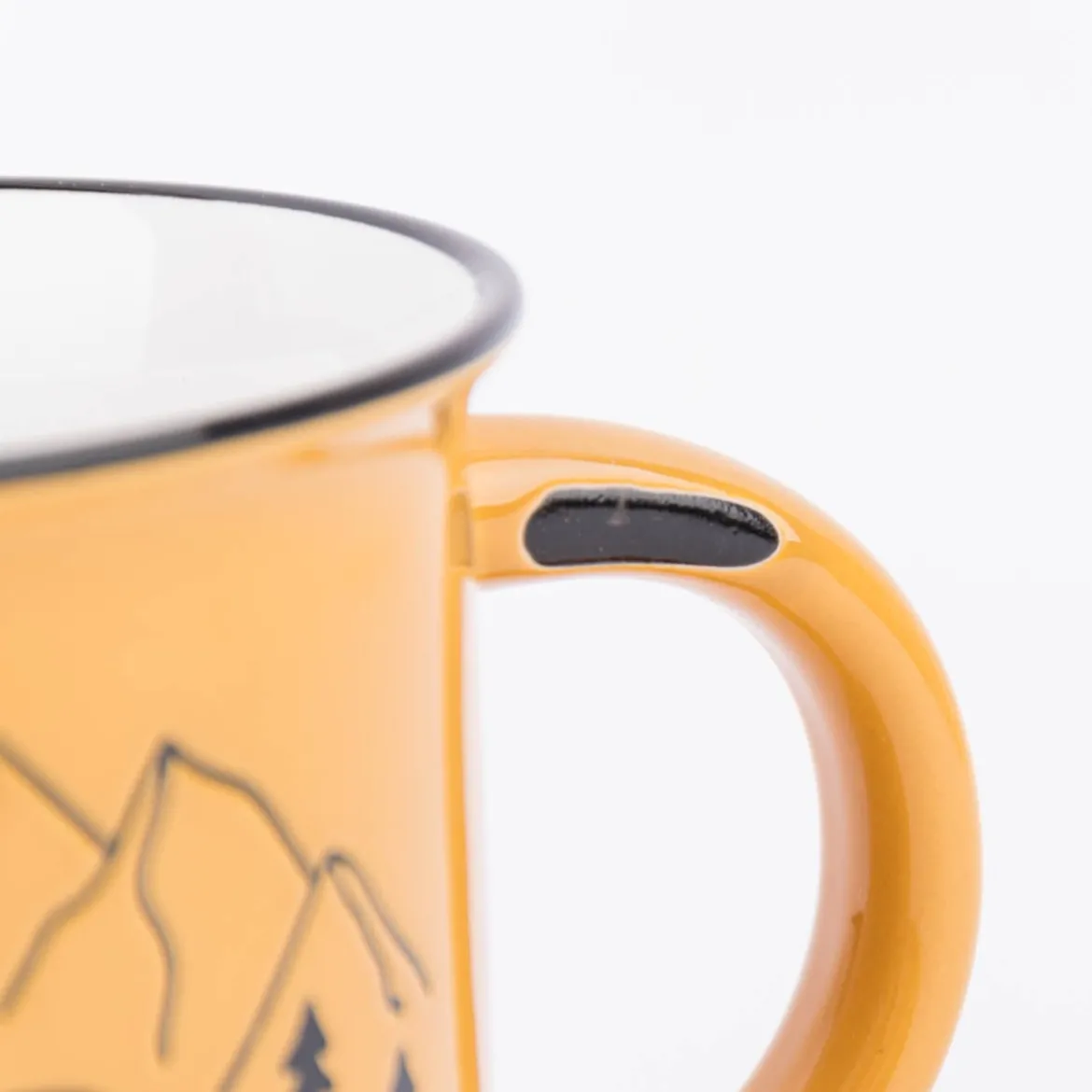 Tasse Vintage aus Keramik in Emaille-Optik Camping Crew Camper Berge currygelb schwarz 400ml von Grafik Werkstatt