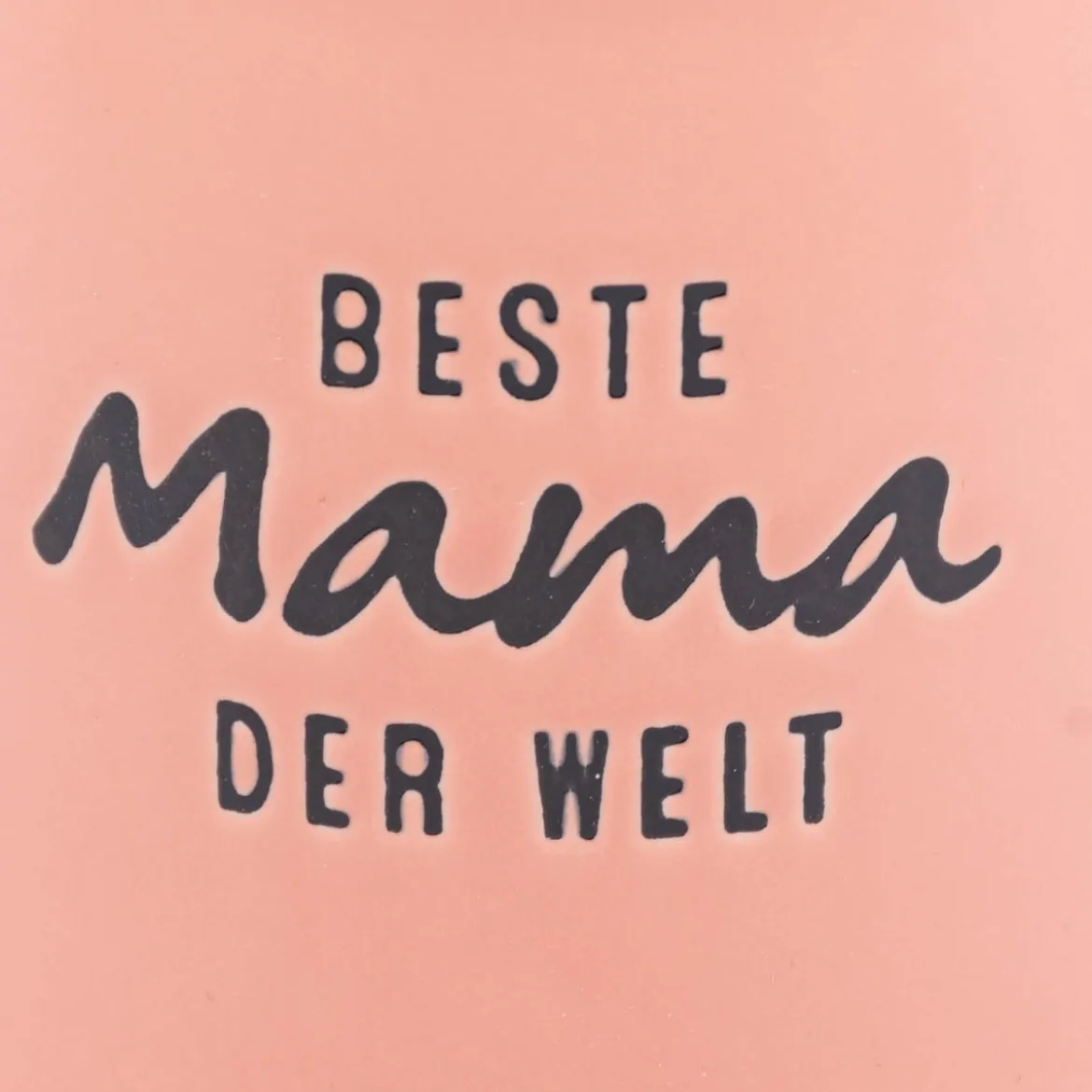 Tasse Vintage aus Keramik in Emaille-Optik Beste Mama der Welt lachsorange schwarz 400ml von Grafik Werkstatt