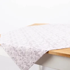 Tischdecke aus Baumwolle mit Aquarell Ornamenten in Weiß und Lila in versch. Größen von SCHÖNER LEBEN.