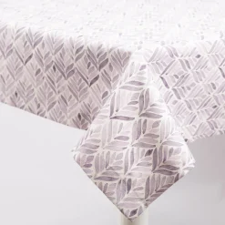 Tischdecke aus Baumwolle mit Aquarell Ornamenten in Weiß und Lila in versch. Größen von SCHÖNER LEBEN.