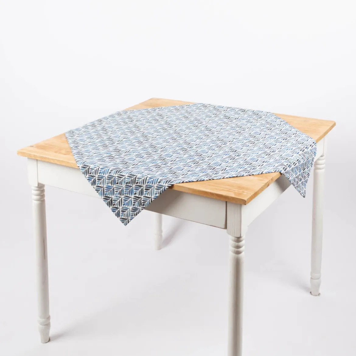 Tischdecke aus Baumwolle mit Aquarell Ornamenten in Weiß und Blau in versch. Größen von SCHÖNER LEBEN.