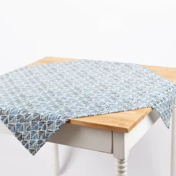Tischdecke aus Baumwolle mit Aquarell Ornamenten in Weiß und Blau in versch. Größen von SCHÖNER LEBEN.