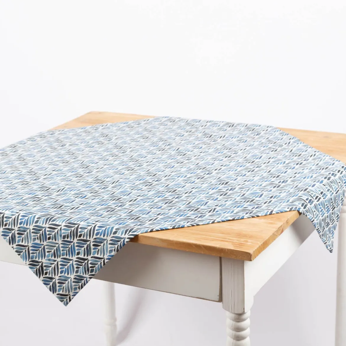 Tischdecke aus Baumwolle mit Aquarell Ornamenten in Weiß und Blau in versch. Größen von SCHÖNER LEBEN.