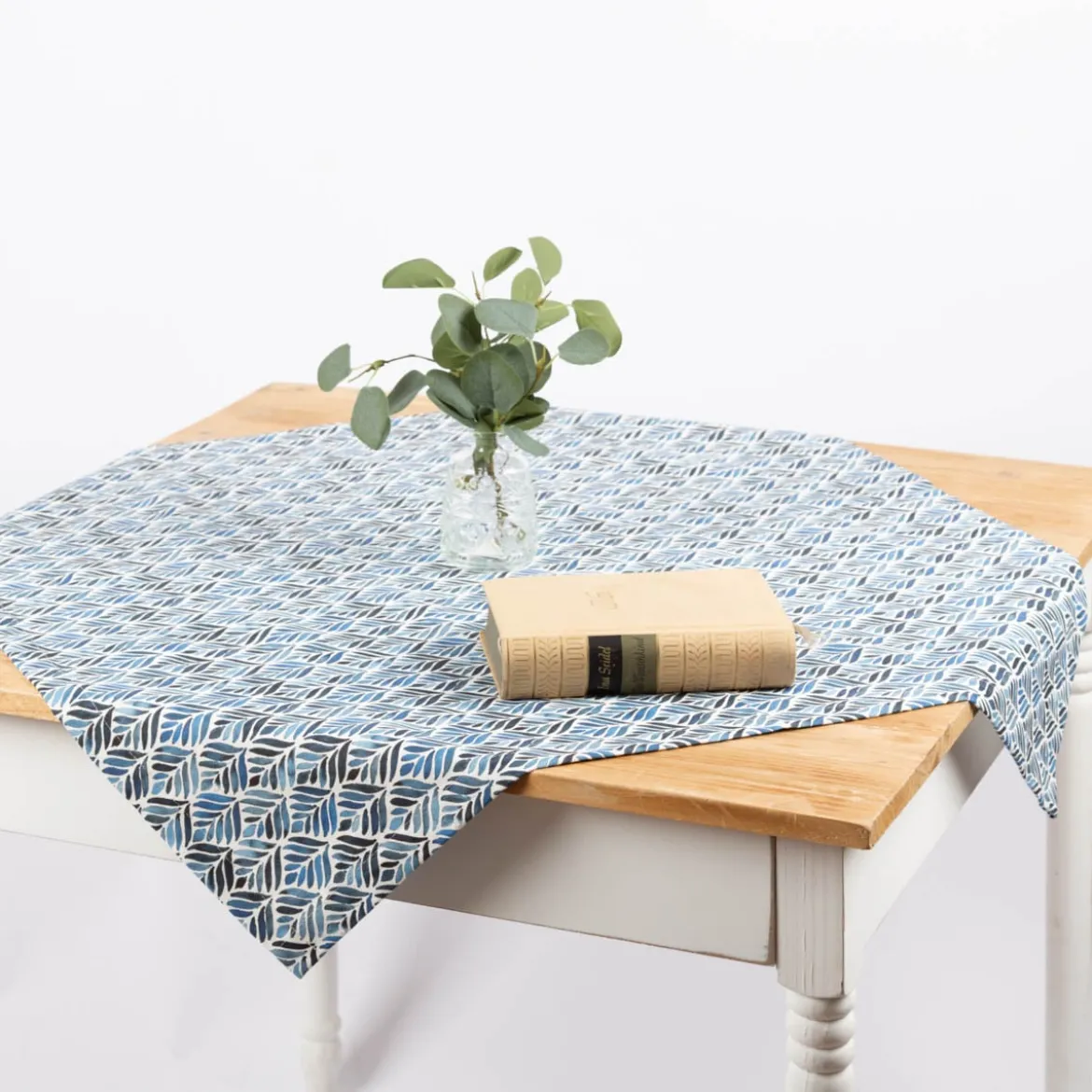 Tischdecke aus Baumwolle mit Aquarell Ornamenten in Weiß und Blau in versch. Größen von SCHÖNER LEBEN.