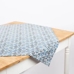 Tischdecke aus Baumwolle mit Aquarell Ornamenten in Weiß und Blau in versch. Größen von SCHÖNER LEBEN.
