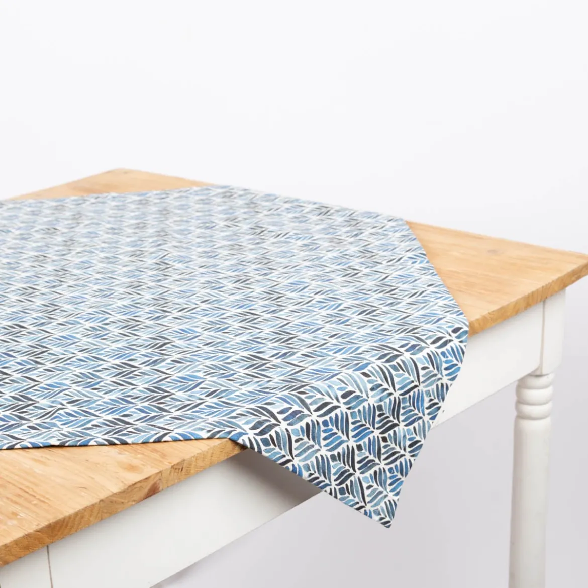 Tischdecke aus Baumwolle mit Aquarell Ornamenten in Weiß und Blau in versch. Größen von SCHÖNER LEBEN.