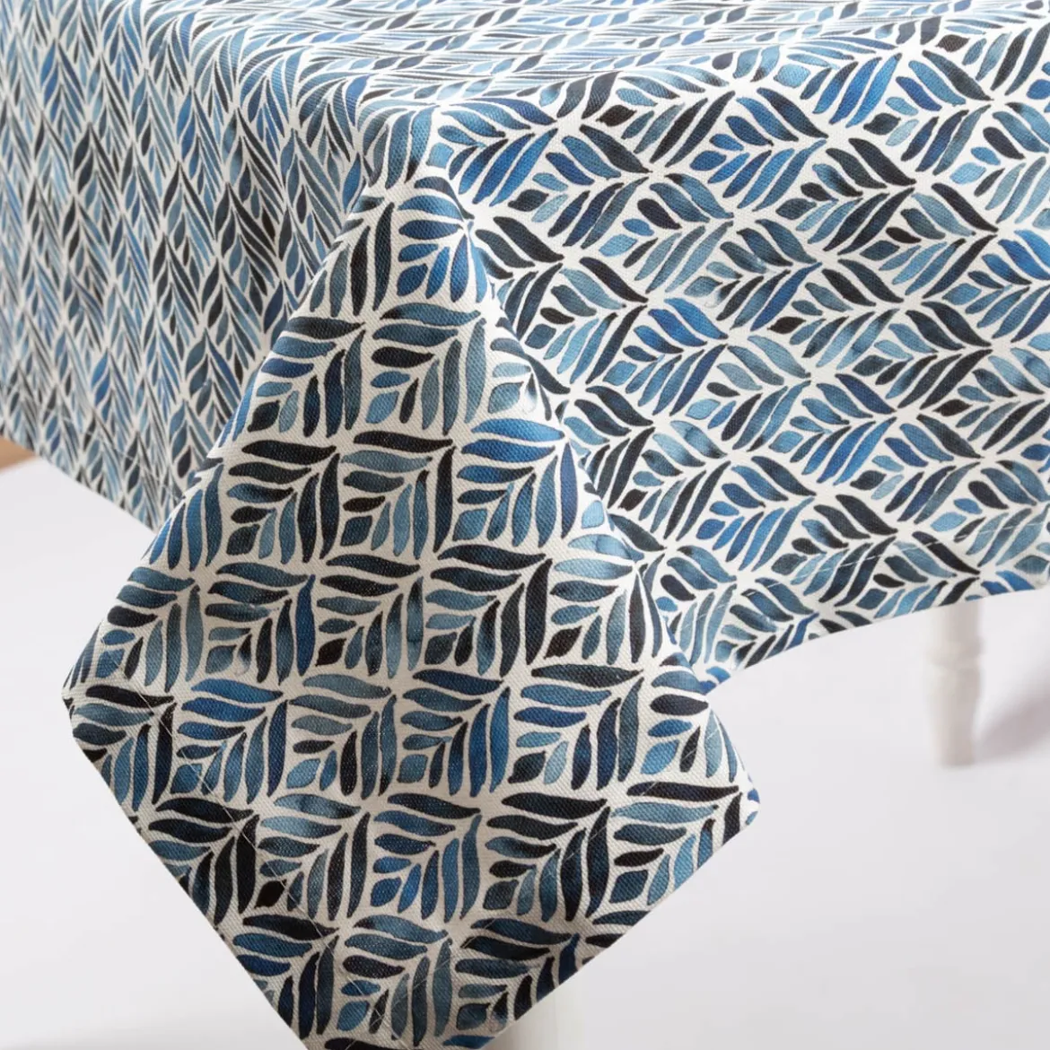 Tischdecke aus Baumwolle mit Aquarell Ornamenten in Weiß und Blau in versch. Größen von SCHÖNER LEBEN.